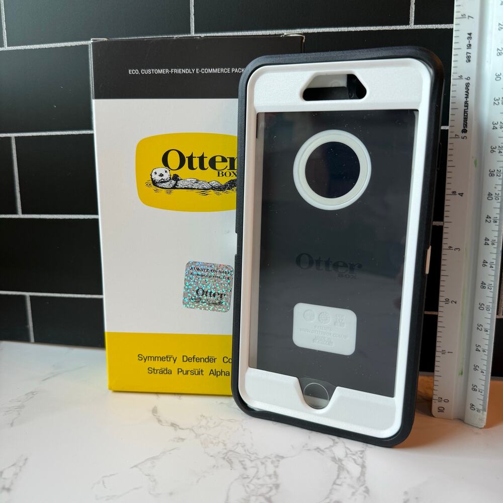 Iphone 6/iphone 6s OtterBox Defender New in Box White & Black case NO BELT CLIP